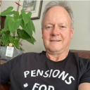 Photo de Stephen Poloz portant un t-shirt Des pensions pour tous.